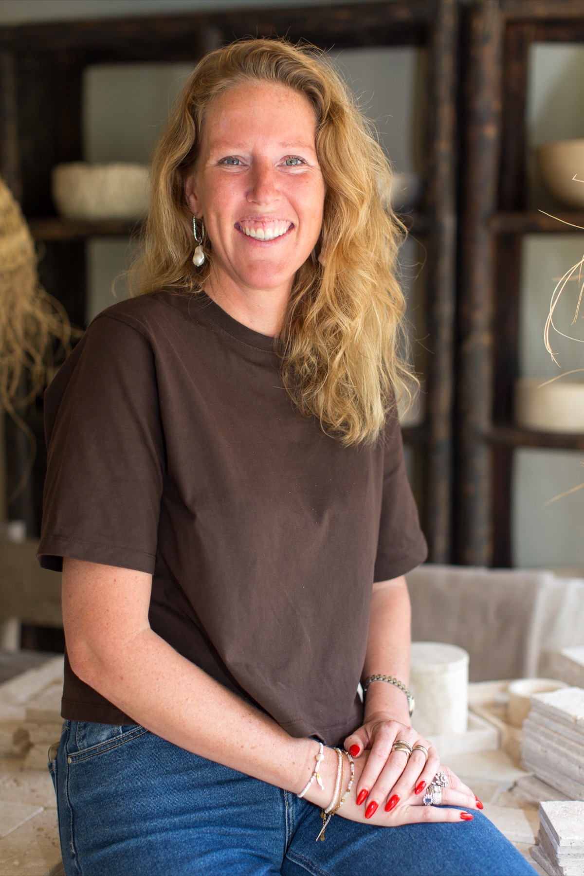 Evita Hendriks in het atelier van Meisjes van Steen