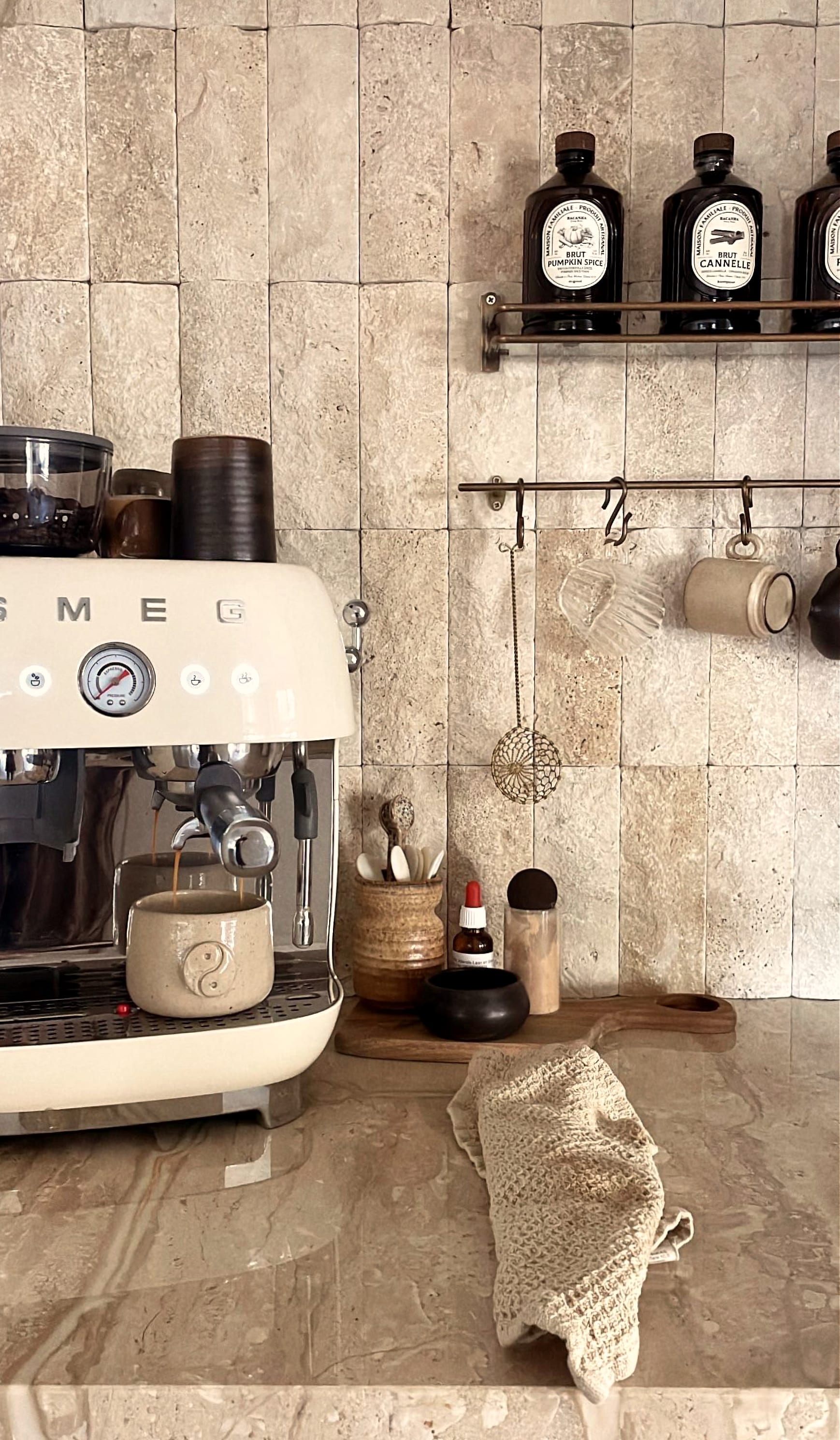 Rocky bricks als keukenwand achter een espressomachine, met ruw reliëf