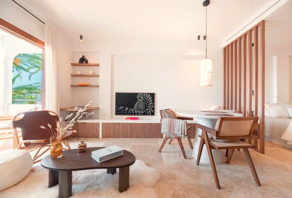 Woonkamer met travertin vloertegels 61x91,5, houten lamellenwand en open keuken