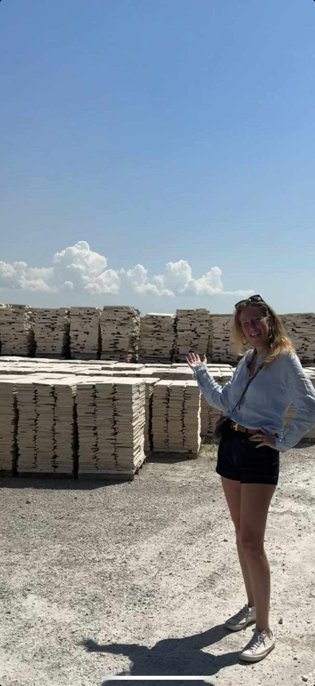 Evita bij de ruwe blokken travertin, net uit de berg gezaagd.