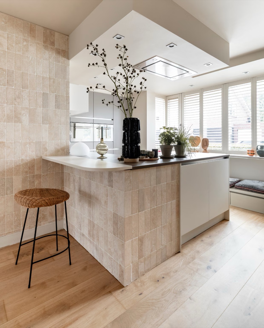 De metamorfose in Honselersdijk: onze Bricks achter de keukenwand en onder het kookeiland.